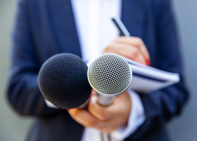 journalist with microphones