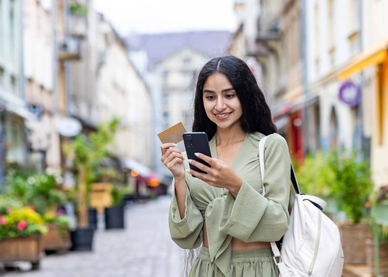 Social media tips to win more customers this holiday season