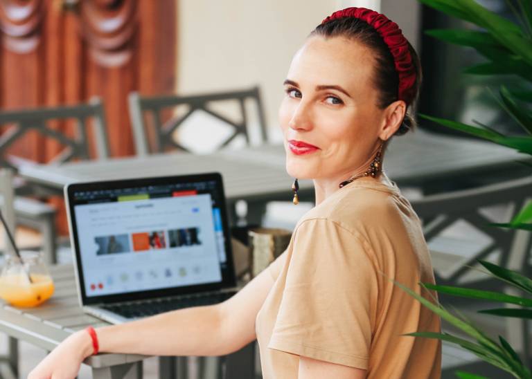 Build a website in minutes: How to use a simple AI website builder to your advantage